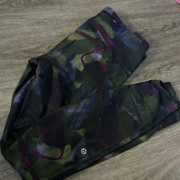 Lululemon Speed Up Tight (Full-On Luxtreme 28")
Aura Dark Chrome Multi - Picture 5 of 5